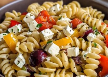 Griechischer Nudelsalat mit Feta & Paprika