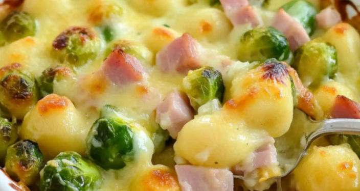 Gnocchi Auflauf mit Rosenkohl und Schinken – Herbstlicher Genuss!