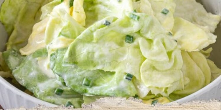 Kopfsalat mit Omas Sahne-Zitronen-Dressing – Der cremige Klassiker für die Familienrunde