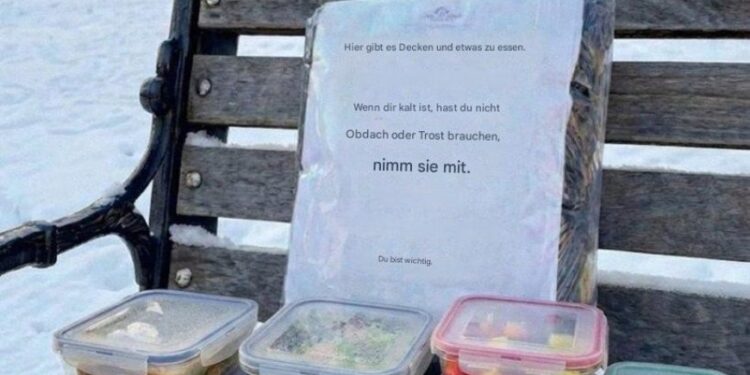 Ein armer, alleinerziehender Vater von drei Kindern hinterließ Decken und Essen auf einer Bank für Obdachlose