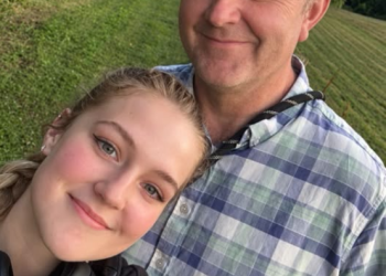 Ich ging mit meinem Vater in den Wald. Plötzlich packte er mich an der Hand und sagte: „Endlich sind wir allein. Komm her, damit ich dich küssen kann. Ich wollte das schon so lange tun.“ Entsetzt versuchte ich, mich von ihm zu lösen. Doch mein Vater kam näher, fasste mich an den Schultern und flüsterte: „Hab keine Angst, mein Schatz. Deine Mutter wird niemals erfahren, was zwischen uns passiert ist.“ Ich begann zu zittern. Und als er sagte: „Ich habe 19 Jahre auf diesen Moment gewartet“, …