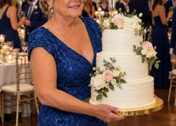 Eine Frau ging los, um die Hochzeitstorte ihrer Tochter abzuholen – die Konditorin sah ihren Namen und sagte: „Mir wurde gesagt, dass ich sie Ihnen nicht geben darf.“