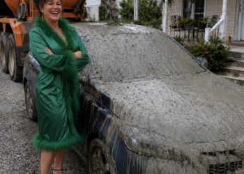 „Meine Nachbarin GOSS BETON über mein Auto, weil es angeblich ‚ihre Sicht auf den See versperrte‘ – sie lachte, bis meine achtjährige Tochter ihr das selbstgefällige Grinsen aus dem Gesicht wischte.