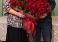 Mein Mann war nie romantisch. Doch an meinem 66. Geburtstag kam er plötzlich mit 101 roten Rosen nach Hause und bat mich, ein Foto mit ihm zu machen …
