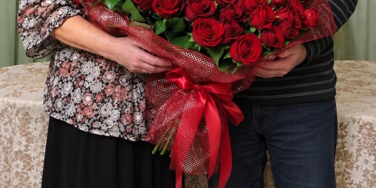 Mein Mann war nie romantisch. Doch an meinem 66. Geburtstag kam er plötzlich mit 101 roten Rosen nach Hause und bat mich, ein Foto mit ihm zu machen …