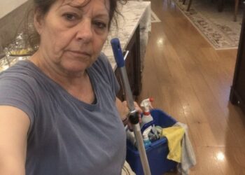 Acht Jahre lang putzte ich das Haus derselben Frau und dachte, ich kenne jeden Winkel – doch vor ihrem Umzug rief sie mich ein letztes Mal an und sagte, ich solle weder einen Lappen noch Reinigungsmittel mitbringen.
