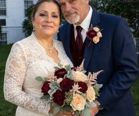 Mit 61 Jahren heiratete ich meine erste Liebe … Doch in unserer Hochzeitsnacht, als ich ihr vorsichtig das Kleid auszog, brach mir der Anblick darunter das Herz.