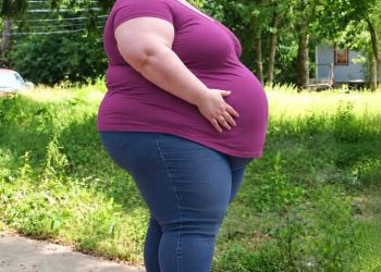 Mit 39 Jahren, während meine Ärztin meinen großen Bauch untersuchte, fragte sie mich plötzlich: „Hat Ihr Mann Sie jemals zu etwas gezwungen, das Sie nicht wollten?“ Ängstlich antwortete ich: „Ja … seit bereits 17 Jahren.“ Die Ärztin verstummte und fragte dann: „Warum haben Sie das erst jetzt jemandem erzählt?“ Doch als ich ihr erklärte, was mein Mann jede Nacht mit mir machte, veränderte sich ihr Gesichtsausdruck schlagartig …
