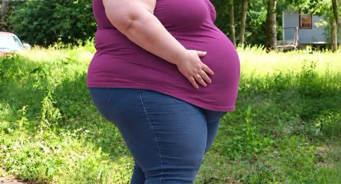 Mit 39 Jahren, während meine Ärztin meinen großen Bauch untersuchte, fragte sie mich plötzlich: „Hat Ihr Mann Sie jemals zu etwas gezwungen, das Sie nicht wollten?“ Ängstlich antwortete ich: „Ja … seit bereits 17 Jahren.“ Die Ärztin verstummte und fragte dann: „Warum haben Sie das erst jetzt jemandem erzählt?“ Doch als ich ihr erklärte, was mein Mann jede Nacht mit mir machte, veränderte sich ihr Gesichtsausdruck schlagartig …