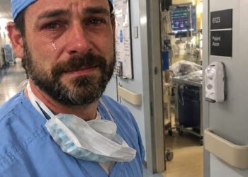 „Ich ging zur Arbeit meines Mannes, um ihn zu überraschen — doch sein Kollege fragte mich mit Tränen in den Augen: ‚Er hat dir nichts erzählt, oder?‘“