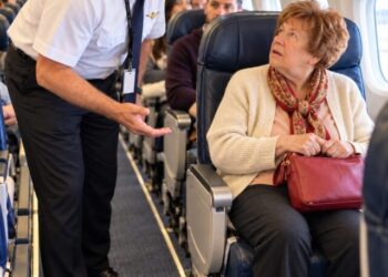 Meine Großmutter gab den Sitzplatz in der ersten Klasse auf, den ich für sie gekauft hatte, und wechselte stattdessen in die Economy Class. Ich war verärgert – bis ein Pilot durch die Kabine ging und gezielt nach ihr suchte.