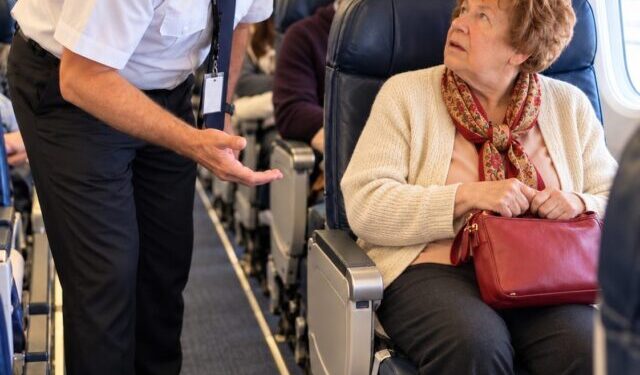 Meine Großmutter gab den Sitzplatz in der ersten Klasse auf, den ich für sie gekauft hatte, und wechselte stattdessen in die Economy Class. Ich war verärgert – bis ein Pilot durch die Kabine ging und gezielt nach ihr suchte.