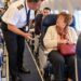 Meine Großmutter gab den Sitzplatz in der ersten Klasse auf, den ich für sie gekauft hatte, und wechselte stattdessen in die Economy Class. Ich war verärgert – bis ein Pilot durch die Kabine ging und gezielt nach ihr suchte.
